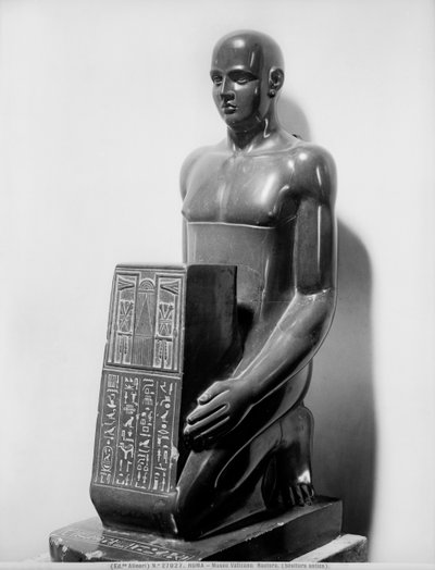 Naophore standbeeld van een man (basalt) door Egyptian