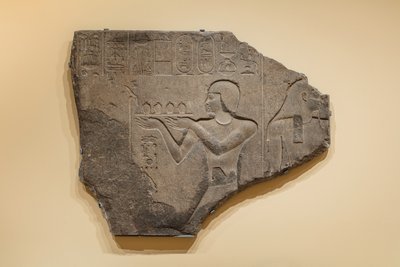 Reliëf met Ptolemaeus II die een offer brengt aan een god, 285-246 v.Chr. door Egyptian