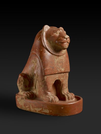 Beeldje van een zittende leeuw op een sokkel, uit het tempelgebied van Hierakonpolis, Egyptisch, laat Protodynastisch, einde van het Oude Rijk, ca. 2700-2200 v.Chr. door Egyptian