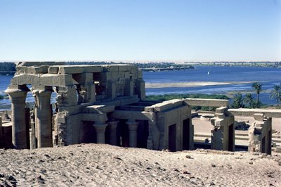 Zicht op de Romeinse en Ptolemaïsche Dubbele Tempel van Sobek en Haroeris aan de Nijl door Egyptian