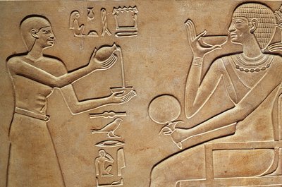 Koningin Kawit bij haar toilet, van de sarcofaag van Koningin Kawit, gevonden in Deir el-Bahri, Middenrijk, c.2061-2010 v.Chr. door Egyptian 11th Dynasty
