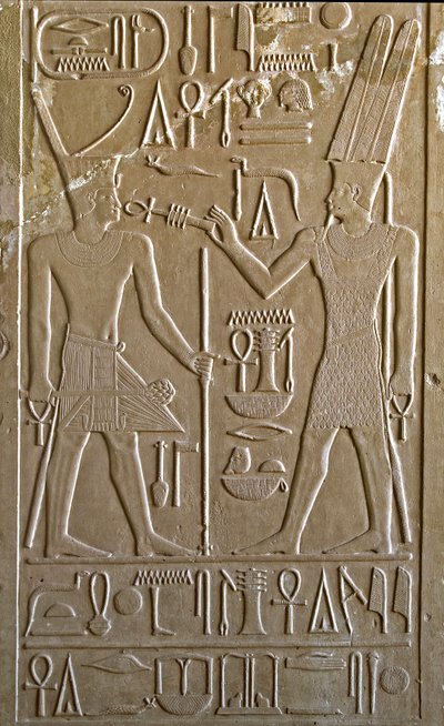 Egyptische oudheid: hiëroglief die Sesostris I afbeeldt terwijl hij van de handen van Amon RA de symbolen van leven en gezondheid ontvangt - witte kapel van farao Sesostris I (1962-1928 v.Chr.) 12e dynastie, heiligdom gebouwd ter ere van de god Amon - open door Egyptian 12th Dynasty