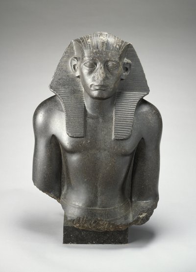 Mannelijk hoofd en torso van een zittend standbeeld van koning Sesostris III? van Egypte door Egyptian 13th Dynasty