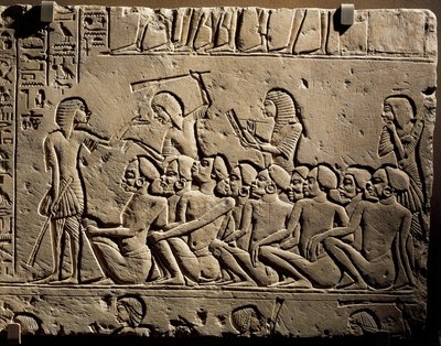 Een groep Negroid gevangenen omringd door bewakers gewapend met knuppels terwijl een schrijver een rapport opstelt, reliëf uit het graf van Horemheb in Saqqara door Egyptian 18th Dynasty