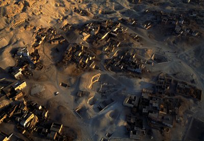Luchtfoto van de archeologische site Qurna, Sheikh Abd el-Qurna, Thebaanse Necropolis, Egypte, Nieuwe Koninkrijk, Dynastie XVIII-XIX door Egyptian 18th Dynasty
