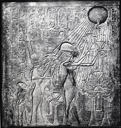 Akhenaten (Amenhotep IV) ketter farao, regeerde vanaf ca. 150 v.Chr., hier met Nefertiti en hun twee dochters die geschenken aanbieden aan de zon. Reliëf oorspronkelijk in de Tempel van de Zon, Thebe. Linnen kleding door Egyptian 18th Dynasty