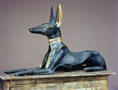 Anubis, Egyptische god van de doden, uit een kist in de vorm van een schrijn, uit het graf van Toetanchamon door Egyptian 18th Dynasty
