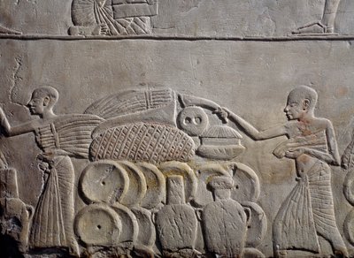 Schikking van voedsel in magazijnen, kalkstenen muur reliëf, uit Memphitisch graf van Horemheb in Saqqara, Egyptische beschaving, Nieuwe Rijk, Dynastie XVIII door Egyptian 18th Dynasty