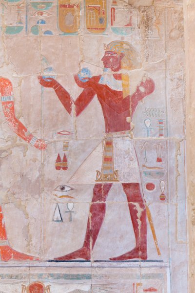 Bas-reliëf afbeelding van een farao die offers brengt, Hatshepsut-tempel van Deir Al Bahari, Luxor, Egypte (foto) door Egyptian 18th Dynasty