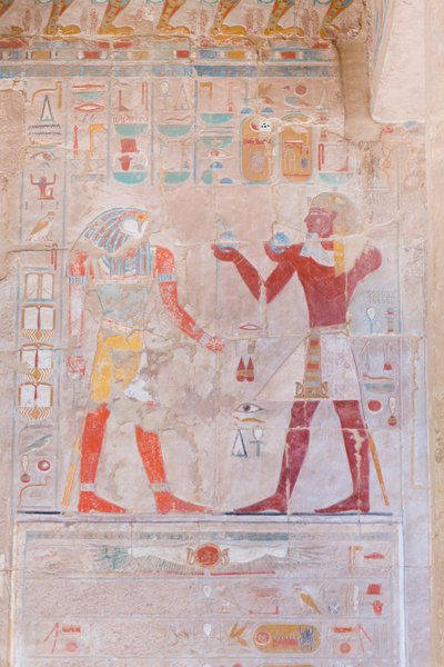 Bas-reliëf afbeelding van de farao (rechts) die offers brengt aan de god Horus, Hatshepsut-tempel van Deir Al Bahari, Luxor, Egypte (foto) door Egyptian 18th Dynasty