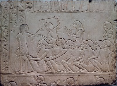 Zwarte gevangenen omringd door gewapende bewakers, reliëf uit het Memphitische graf van Horemheb in Saqqara, Egyptische beschaving, Nieuwe Koninkrijk, Dynastie XVIII door Egyptian 18th Dynasty