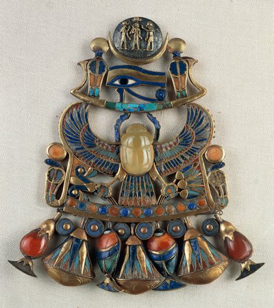 Borstplaat met zon- en maanemblemen, Uit het Graf van Toetanchamon, Thebe, Egypte, Goudsmidkunst, Egyptische beschaving, Nieuwe Rijk, Dynastie XVIII door Egyptian 18th Dynasty