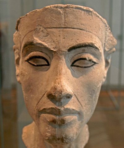 Buste van Nefertiti, Grote Koninklijke Vrouw (hoofdgemalin) van de Egyptische farao Akhenaten door Egyptian 18th Dynasty