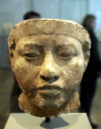 Buste van Nefertiti (ca. 1370- ca. 1330 v.Chr.) Grote Koninklijke Vrouw (hoofdgemaal) van de Egyptische farao Akhenaten. Nefertiti en haar man waren bekend om een religieuze revolutie. Ze begonnen slechts één god te aanbidden, Aten, de zonneschijf. door Egyptian 18th Dynasty
