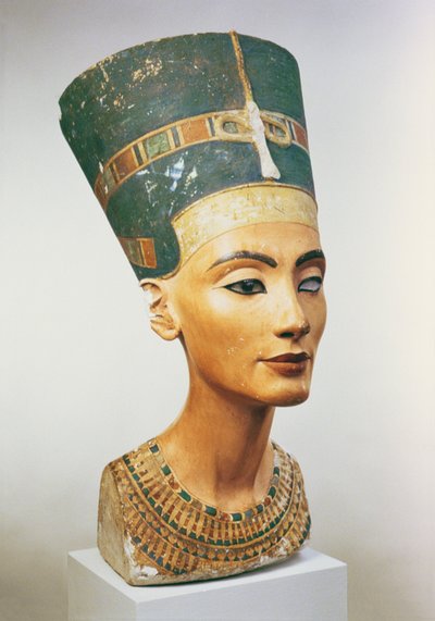 Buste van koningin Nefertiti, uit het atelier van de beeldhouwer Thoetmosis in Tell el-Amarna door Egyptian 18th Dynasty