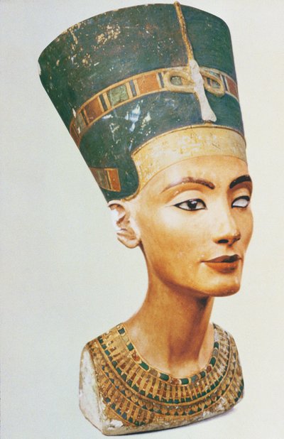 Buste van koningin Nefertiti, uit het atelier van de beeldhouwer Thoetmosis in Tell el-Amarna door Egyptian 18th Dynasty