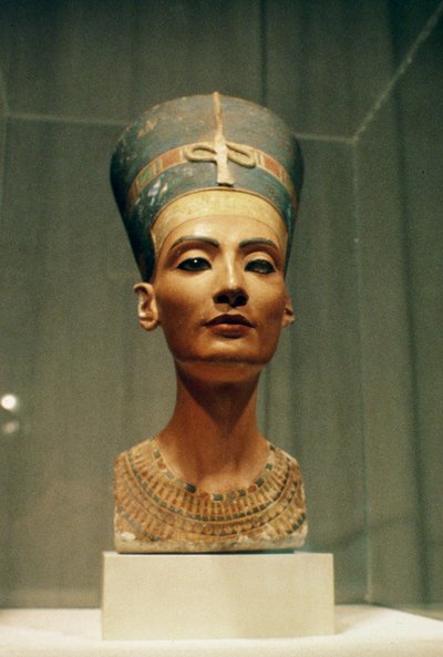 Buste van koningin Nefertiti, vooraanzicht, uit het atelier van de beeldhouwer Thoetmosis in Tell el-Amarna door Egyptian 18th Dynasty