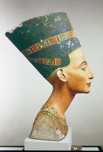 Buste van koningin Nefertiti, zijaanzicht, uit het atelier van Thoetmosis in Tell el-Amarna door Egyptian 18th Dynasty
