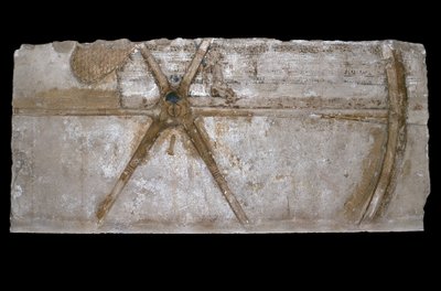 Gesneden en beschilderd kalkstenen blok met afbeelding van een wagenwiel, 1353-35 v.Chr. door Egyptian 18th Dynasty