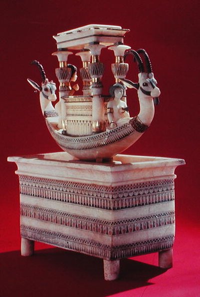 Kist met een boot versierd met twee hoofden van een Syrische steenbok en twee vrouwelijke figuren vermoedelijk Prinses Mutnedjmet, uit het graf van Toetanchamon door Egyptian 18th Dynasty