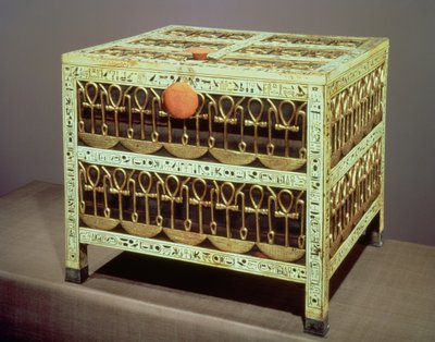 Kist uit de schatkamer van het graf van Toetanchamon door Egyptian 18th Dynasty