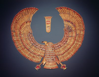 Halsketting in de vorm van de giergodin Nekhbet, uit het graf van Toetanchamon door Egyptian 18th Dynasty