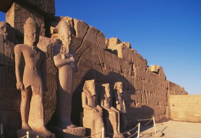 Kolossale standbeelden van de Tempel van Amon, Thebaanse Necropolis, Luxor, Egypte, Nieuwe Koninkrijk, Dynastie XVIII door Egyptian 18th Dynasty