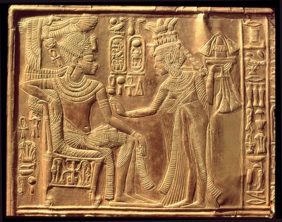 Detail van de gouden schrijn van Toetanchamon die de koningin toont die hem zalft met geurige zalf door Egyptian 18th Dynasty