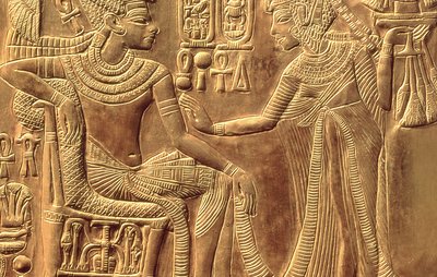 Detail van het Gouden Heiligdom van Toetanchamon (ca.1370-52 v.Chr.) met de koningin die hem zalft met geurige zalf, Nieuwe Koninkrijk (detail) door Egyptian 18th Dynasty