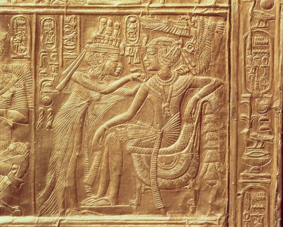 Detail van het kleine heiligdom van Toetanchamon die de koningin toont die een ketting om de nek van de koning vastmaakt, Nieuwe Koninkrijk, ca. 1340 v.Chr. door Egyptian 18th Dynasty
