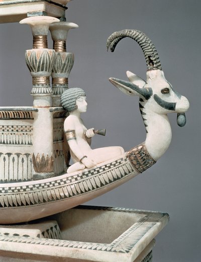 Detail van de boeg van een boot met het hoofd van een Syrische steenbok en een figuur die vermoedelijk Prinses Mutnedjmet is, uit het graf van Toetanchamon (ca. 1370-52 v.Chr.) Nieuwe Koninkrijk (albast) door Egyptian 18th Dynasty