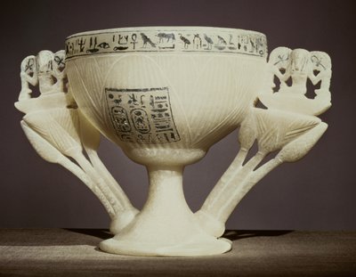 Drinkbeker in de vorm van een half geopende lotus, gevonden bij de ingang van het graf van Toetanchamon door Egyptian 18th Dynasty