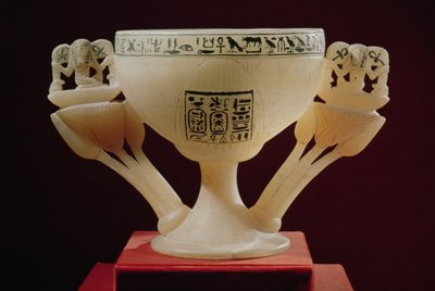 Drinkbeker in de vorm van een half geopende lotus, gevonden bij de ingang van het graf van Toetanchamon (ca. 1370-52 v.Chr.) Nieuwe Koninkrijk door Egyptian 18th Dynasty