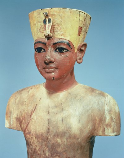 Pop van de jonge Toetanchamon met een compromis tussen de kroon van de koningen van Beneden-Egypte en de hoofdbedekking van Nefertiti door Egyptian 18th Dynasty