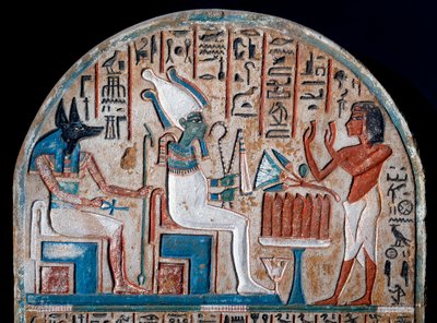 Egyptische antiquiteit: Nanai stèle die Osiris en Anubis aanbidt, godheid van de doden die de sleutel van het leven in de vorm van een Ansee-kruis (Ankh) vasthoudt. Beschilderde kalksteen. Einde van de 18e dynastie. 14e eeuw v.Chr. Turijn, Egyptisch museum door Egyptian 18th Dynasty