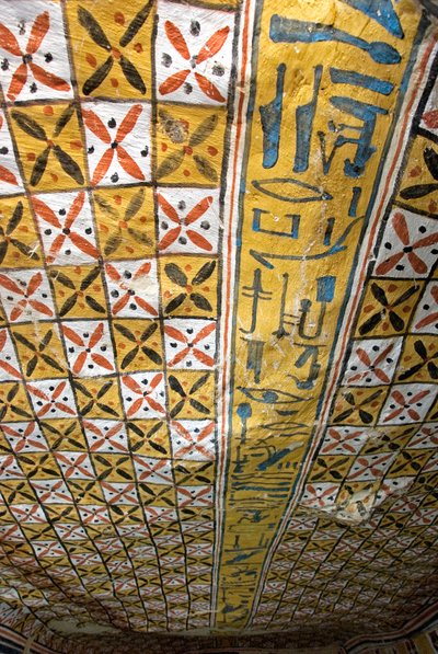 Egyptische oudheid: plafond versierd met geometrische motieven, graf van Roy (TT255). 18e dynastie. Van de Westelijke Jordaanoever van Luxor, Egypte door Egyptian 18th Dynasty