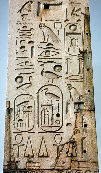 Egyptische antiquiteit: detail van de Lateranense obelisk bedekt met hiërogliefen uit de Tempel van Amon in Thebe. 15e eeuw v.Chr. Sint-Jansplein, Rome door Egyptian 18th Dynasty