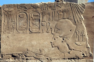 Egyptische antiquiteit: laag reliëf dat Farao Horemheb voorstelt door Egyptian 18th Dynasty