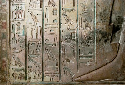 Egyptische oudheid: reliëf en hiërogliefen van het graf van Kha em Het (Khaemhat), inspecteur van zolders en schrijver aan het hof van Amenophis III (TT57). 18e dynastie. 1530-1290 v.Chr. Vallei der Edelen. Luxor, Westelijke Oever, Egypte door Egyptian 18th Dynasty