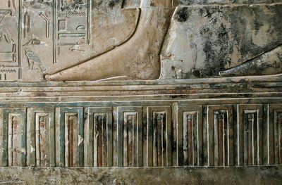 Egyptische oudheid: reliëf dat de voet van de schrijver afbeeldt die het graf verlaat en de paleisfries van het graf van Kha em Het (Khaemhat) inspecteur van zolders en schrijver aan het hof van Amenophis III (TT57). 18e dynastie. 1530-1290 v.Chr. Vallei d door Egyptian 18th Dynasty