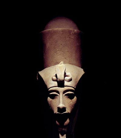 Egyptische antiquiteit: standbeeld van Amenhotep IV (Amenophis IV of Achnaton) met de dubbele kroon. 1301 v.Chr. 18e dynastie. Detail van de sculptuur. Van de Tempel van Amon Ra in Thebe. Luxor Museum, Egypte door Egyptian 18th Dynasty
