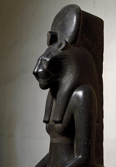 Egyptische antiquiteit: de leeuwengodin Sekhmet gekroond met de zonneschijf. Beeld van zwart graniet. 1540-1295 v.Chr. Dim. 210 cm door Egyptian 18th Dynasty