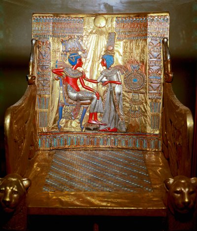 Egyptische oudheden: een troon van verguld hout en beschilderd door Toetanchamon, onderdeel van de schatkamer van de farao. Voorstelling van koningin Ankhesenpaaton die de schouder van haar broer en echtgenoot Toetanchamon masseert onder de door Egyptian 18th Dynasty