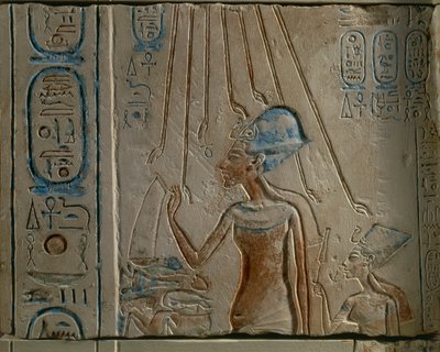 Egyptische gravure die Akhenaten en Nefertiti toont die de zonneschijf aanbidden, uit Tall al-Amarnah, Egypte, Nieuwe Koninkrijk, XVIII Dynastie door Egyptian 18th Dynasty