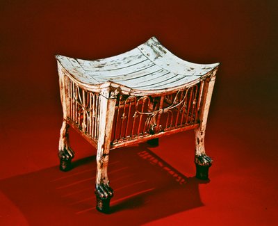 Voetenbank gebruikt door de kind-koning aan het begin van zijn regering, uit het graf van Toetanchamon, Nieuwe Koninkrijk door Egyptian 18th Dynasty