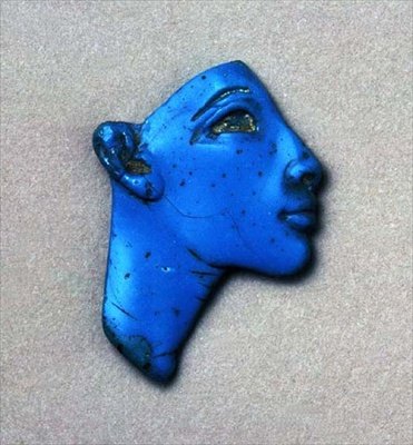 Fragment van inleg van een koninklijk hoofd, uit Amarna, Nieuwe Koninkrijk (detail) door Egyptian 18th Dynasty