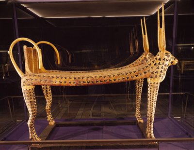 Dodenbed in de vorm van de heilige koe, uit het Graf van Toetanchamon (ca. 1370-52 v.Chr.) Nieuwe Koninkrijk, ca. 1336-1327 v.Chr. door Egyptian 18th Dynasty