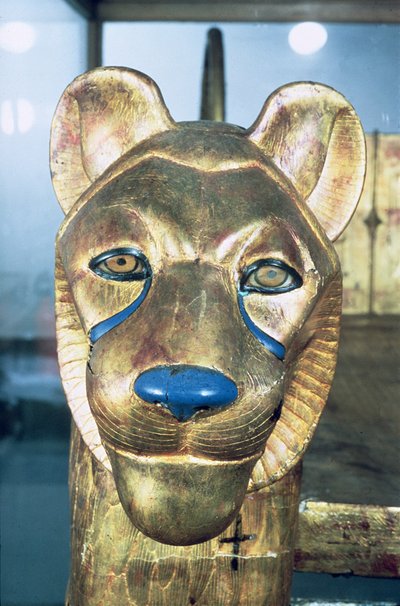 Grafbed in de vorm van een leeuw, uit het graf van Toetanchamon door Egyptian 18th Dynasty