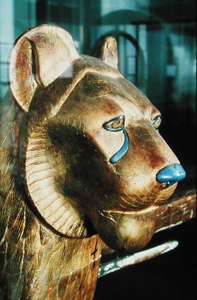 Grafbed in de vorm van een leeuw, uit het graf van Toetanchamon door Egyptian 18th Dynasty