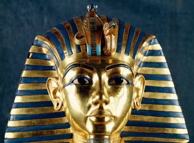 Dodenmasker van Toetanchamon, Geslagen goud, Keramiek en halfedelstenen, Uit het graf van de farao, Thebe, Egypte, (detail), Goudsmidkunst, Egyptische beschaving, Nieuwe Rijk, Dynastie XVIII door Egyptian 18th Dynasty